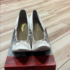 Capezio court shoe white BR04ES 8.5